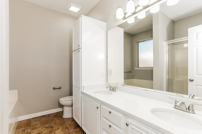 1,755/Mo, 6421 Freshwater Ln Fort Worth, TX 76179 Main Bathroom View