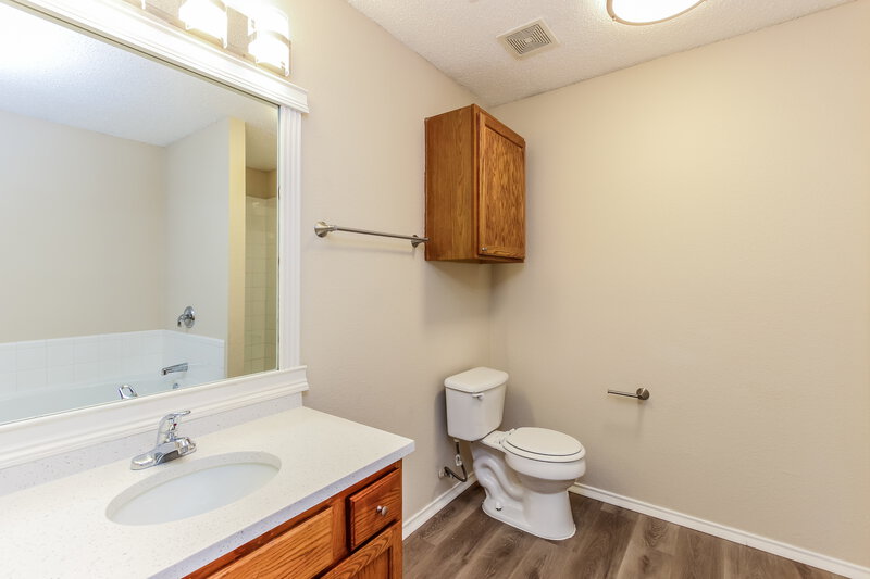 2,455/Mo, 2966 Marquis Ln Lancaster, TX 75134 Main Bathroom View