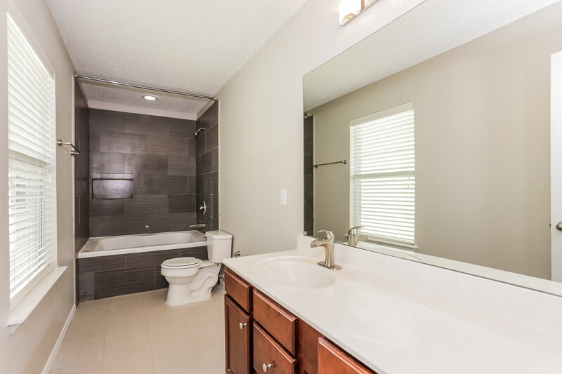2,225/Mo, 8501 Hawkview Dr Fort Worth, TX 76179 Main Bathroom View
