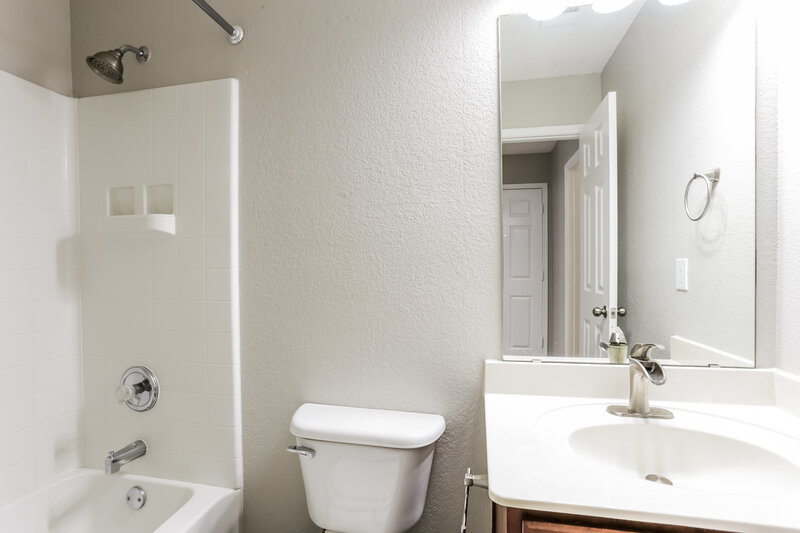 2,225/Mo, 8501 Hawkview Dr Fort Worth, TX 76179 Bathroom View