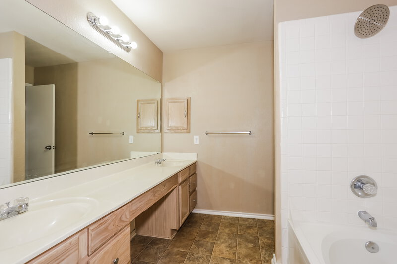 2,310/Mo, 207 Mentor Dr Arlington, TX 76002 Main Bathroom View