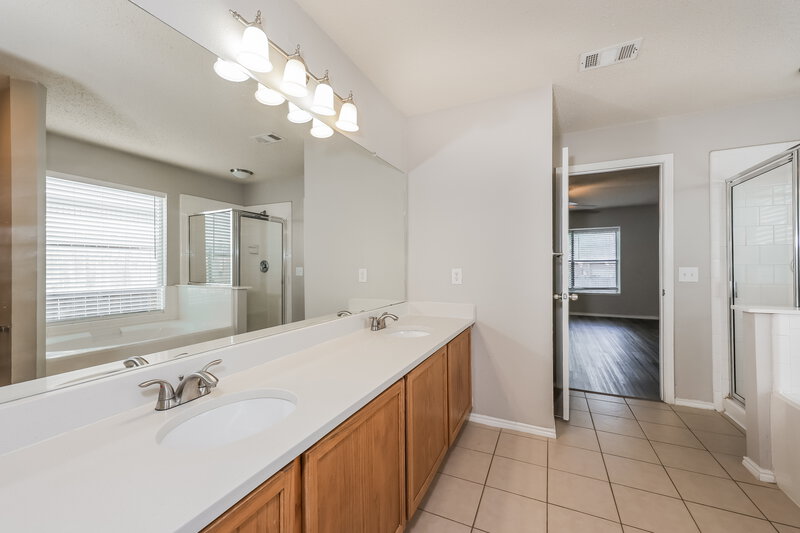 2,170/Mo, 833 Lariat Dr Saginaw, TX 76131 Main Bathroom View