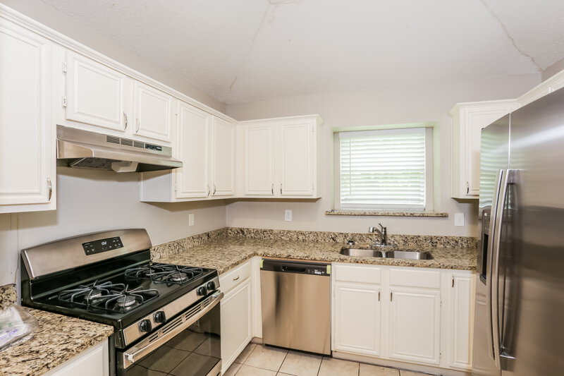 2,055/Mo, 317 W Glen Meadow Dr Glenn Heights, TX 75154 Kitchen View
