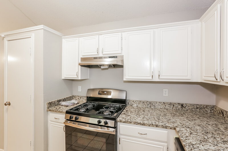 2,055/Mo, 317 W Glen Meadow Dr Glenn Heights, TX 75154 Kitchen View 3