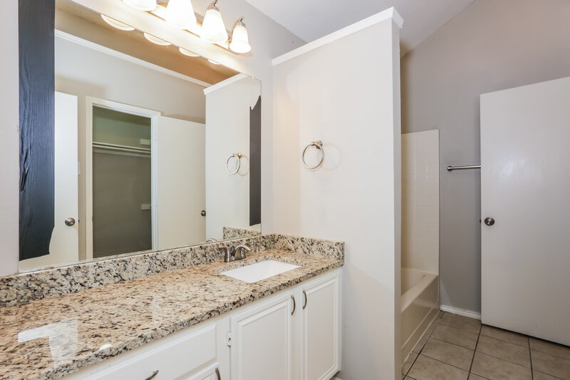 2,055/Mo, 317 W Glen Meadow Dr Glenn Heights, TX 75154 Main Bathroom View