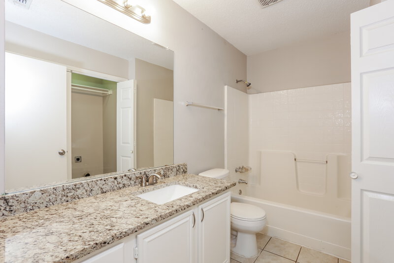 2,055/Mo, 317 W Glen Meadow Dr Glenn Heights, TX 75154 Bathroom View