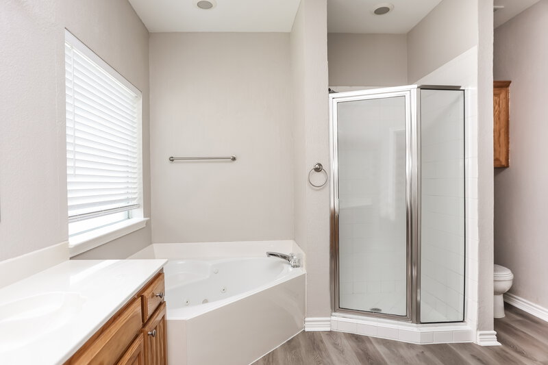 2,070/Mo, 5025 Indian Valley Dr Fort Worth, TX 76123 Main Bathroom View 2