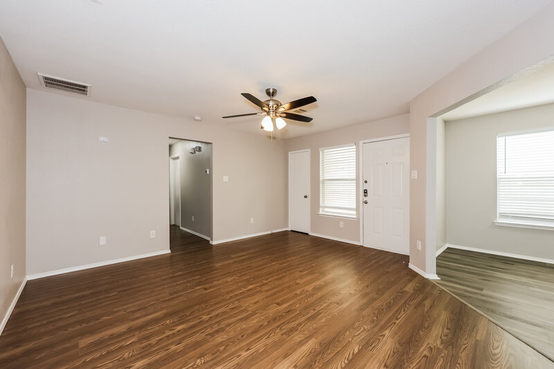 1,665/Mo, 1504 Pine Ln Fort Worth, TX 76140 Living Room View
