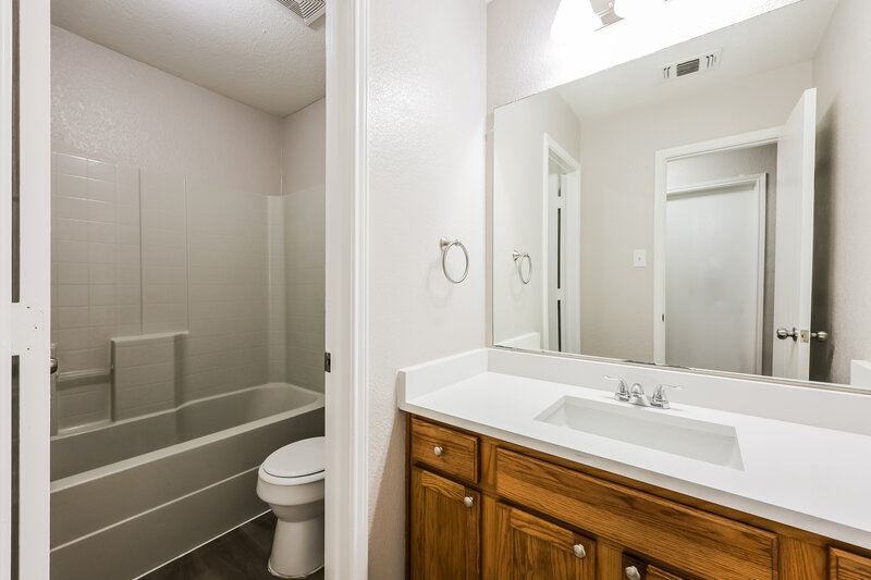 1,665/Mo, 1504 Pine Ln Fort Worth, TX 76140 Bathroom View 2