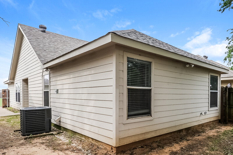 1,665/Mo, 1504 Pine Ln Fort Worth, TX 76140 Rear View