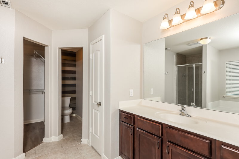 2,275/Mo, 924 Princewood Dr Denton, TX 76207 Main Bathroom View