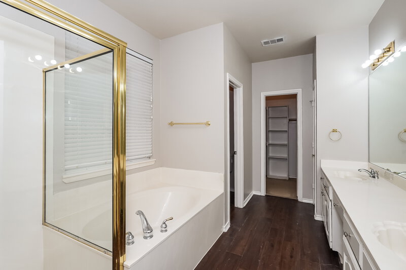 2,295/Mo, 6013 Portridge Dr Fort Worth, TX 76135 Main Bathroom View