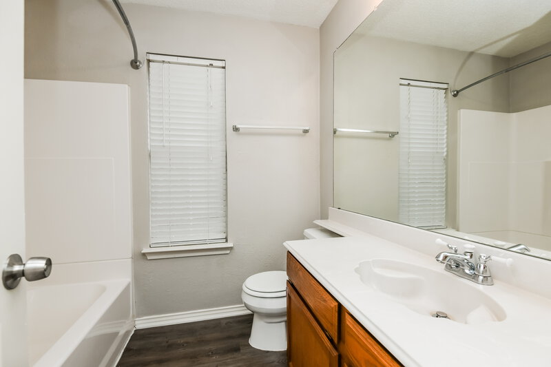 1,750/Mo, 5405 Turtle River Ct Fort Worth, TX 76137 Bathroom View