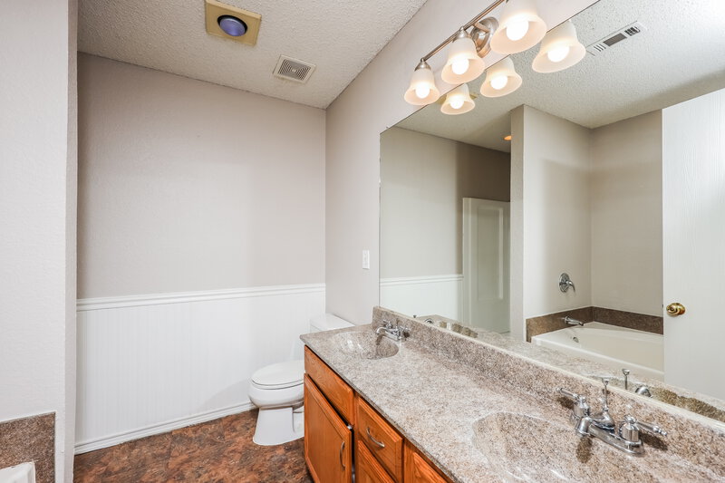 1,930/Mo, 423 Blueberry Hill Ln Mansfield, TX 76063 Main Bathroom View