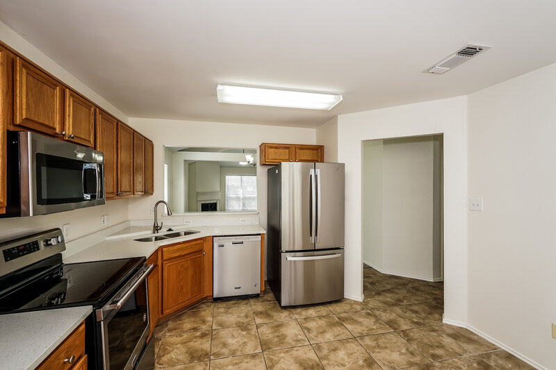 1,770/Mo, 1000 Sandalwood Dr Fort Worth, TX 76140 Kitchen View 2