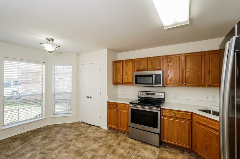 1,770/Mo, 1000 Sandalwood Dr Fort Worth, TX 76140 Kitchen View 3