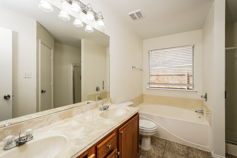 1,770/Mo, 1000 Sandalwood Dr Fort Worth, TX 76140 Main Bathroom View