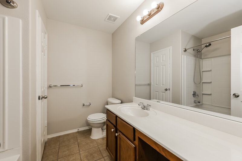 2,220/Mo, 8837 Irish Bend Dr Fort Worth, TX 76123 Main Bathroom View
