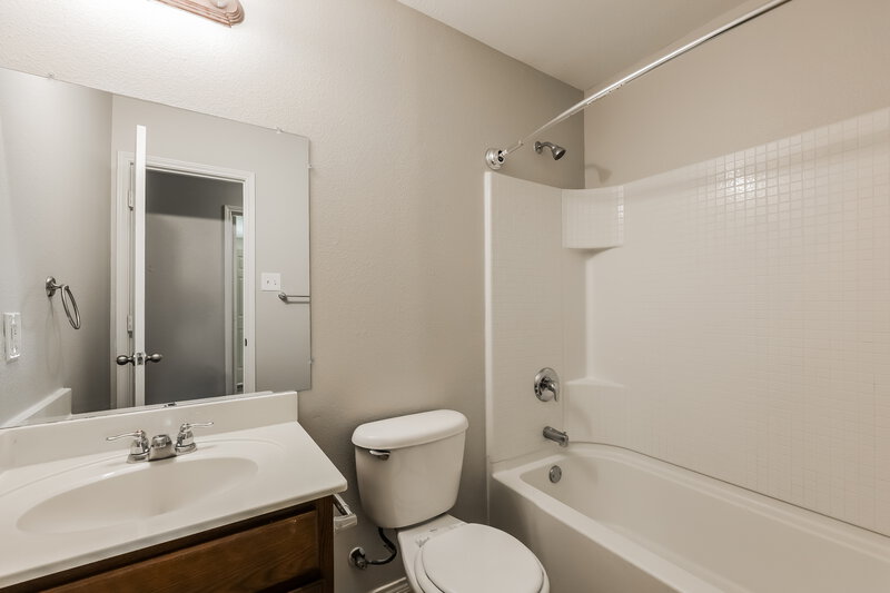 2,220/Mo, 8837 Irish Bend Dr Fort Worth, TX 76123 Bathroom View