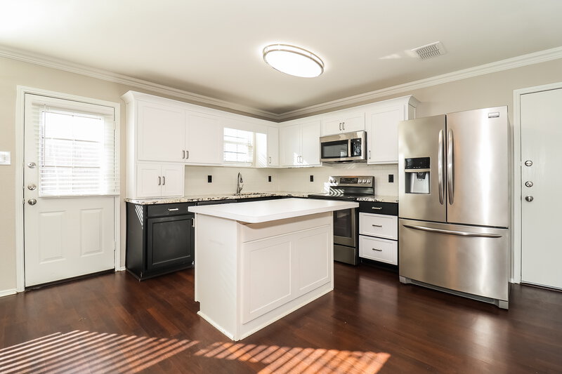 2,450/Mo, 2147 Panorama Ln Grand Prairie, TX 75052 Kitchen View