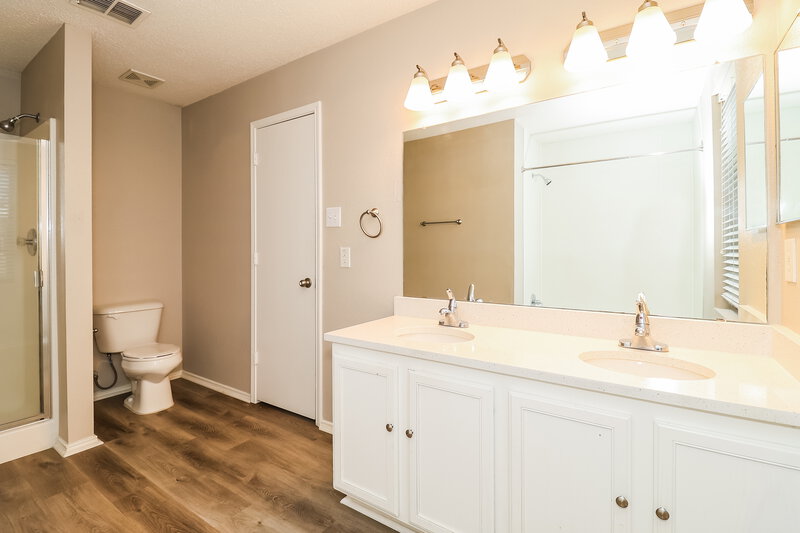 2,450/Mo, 2147 Panorama Ln Grand Prairie, TX 75052 Main Bathroom View