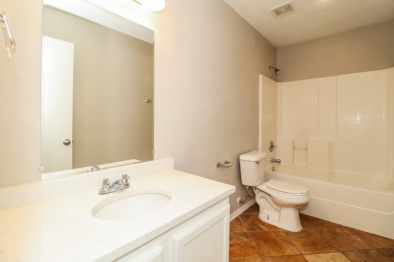 2,450/Mo, 2147 Panorama Ln Grand Prairie, TX 75052 Bathroom View