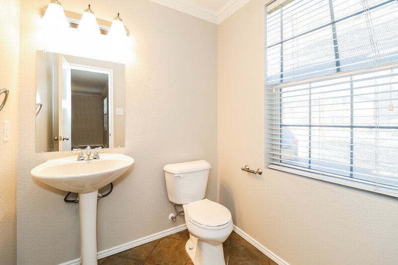 2,450/Mo, 2147 Panorama Ln Grand Prairie, TX 75052 Bathroom View 2