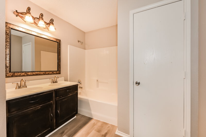 2,265/Mo, 8412 Mild Creek Ln Denton, TX 76210 Main Bathroom View