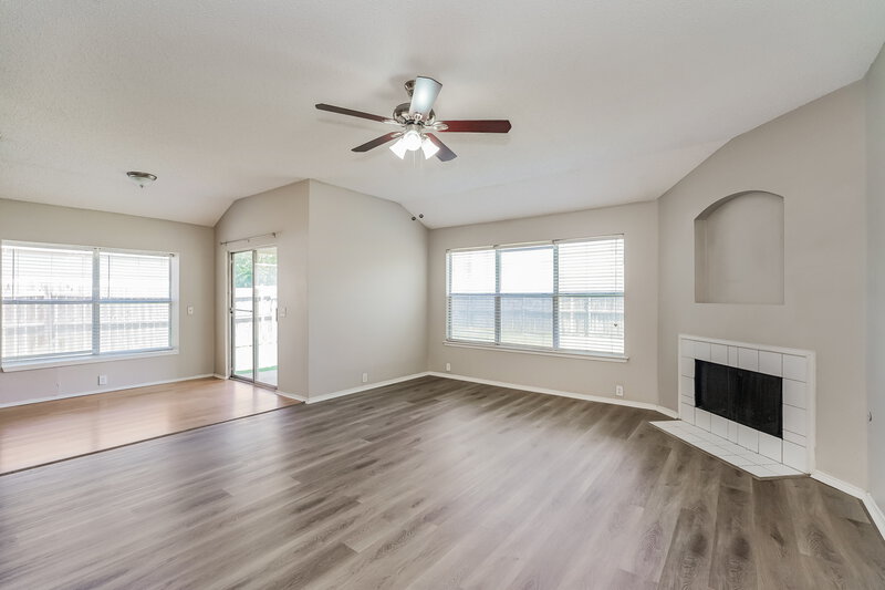 2,120/Mo, 1100 Greenbend Dr Denton, TX 76210 Living Room View