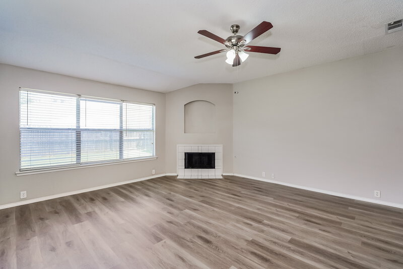 2,120/Mo, 1100 Greenbend Dr Denton, TX 76210 Living Room View 2