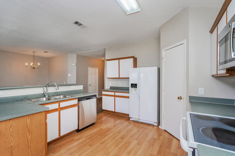 2,120/Mo, 1100 Greenbend Dr Denton, TX 76210 Kitchen View