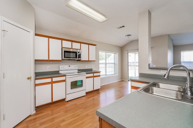 2,120/Mo, 1100 Greenbend Dr Denton, TX 76210 Kitchen View 2