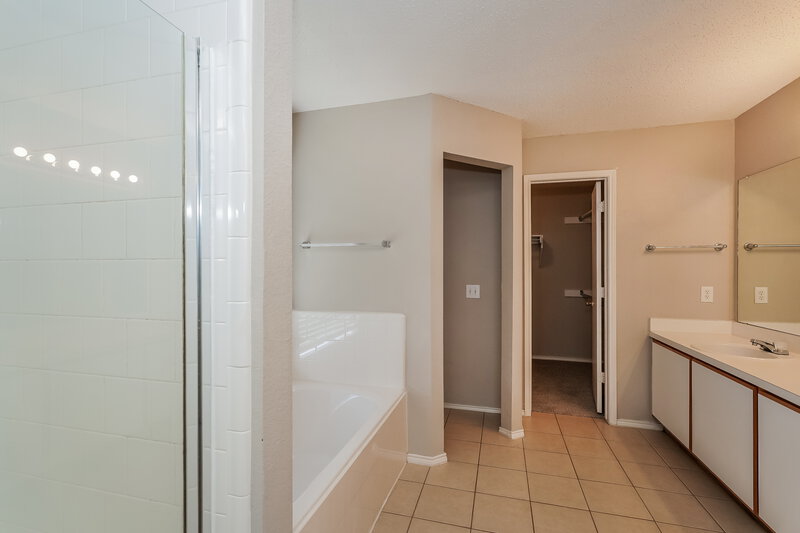 2,120/Mo, 1100 Greenbend Dr Denton, TX 76210 Main Bathroom View