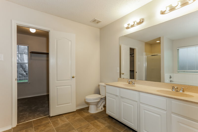 2,620/Mo, 735 Cedarwood Dr Cedar Hill, TX 75104 Main Bathroom View