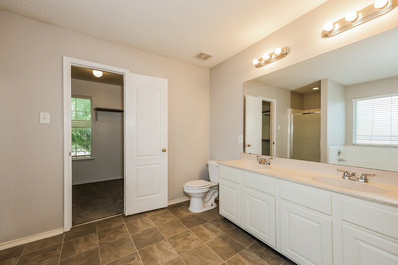 2,480/Mo, 735 Cedarwood Dr Cedar Hill, TX 75104 Main Bathroom View