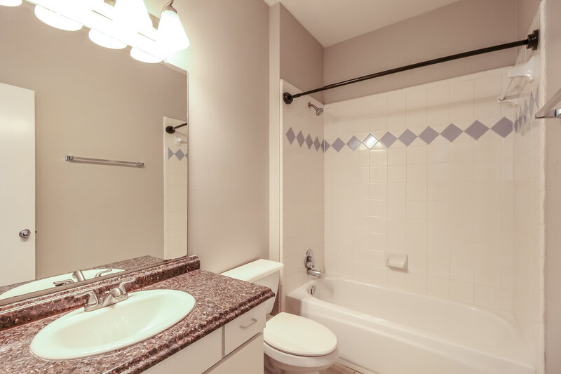 3,300/Mo, 412 Valley View Dr Lewisville, TX 75067 Bathroom View