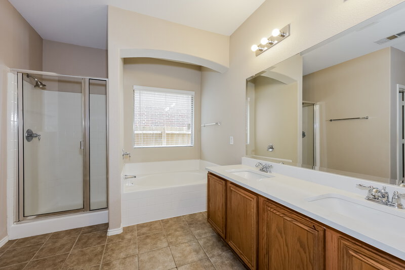 2,725/Mo, 828 Forest Heights Dr Crowley, TX 76036 Main Bathroom View