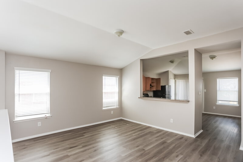 2,070/Mo, 914 Pryor Dr Arlington, TX 76001 Living Room View 2