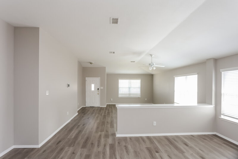 2,070/Mo, 914 Pryor Dr Arlington, TX 76001 Living Room View 3