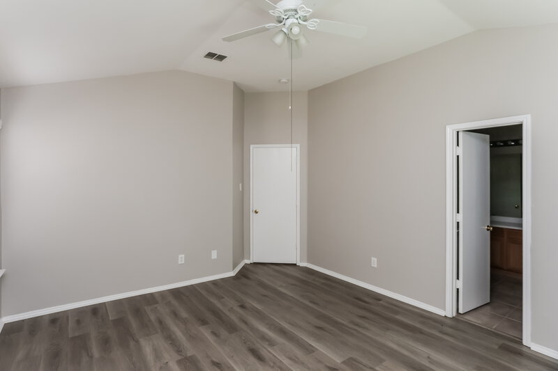 2,070/Mo, 914 Pryor Dr Arlington, TX 76001 Main Bedroom View 2