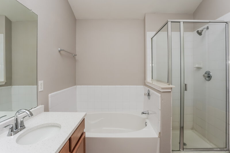 2,070/Mo, 914 Pryor Dr Arlington, TX 76001 Main Bathroom View