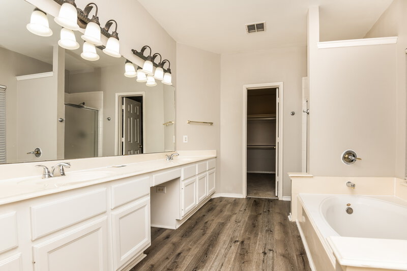 3,160/Mo, 1607 Spring Creek Ct Keller, TX 76248 Main Bathroom View