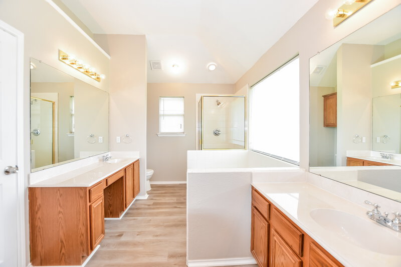 2,165/Mo, 508 Hampton Ct Seagoville, TX 75159 Main Bathroom View