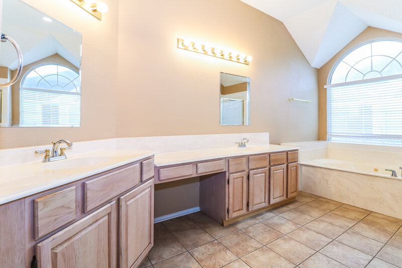 2,535/Mo, 713 Claire View Dr Desoto, TX 75115 Master Bathroomlarge View