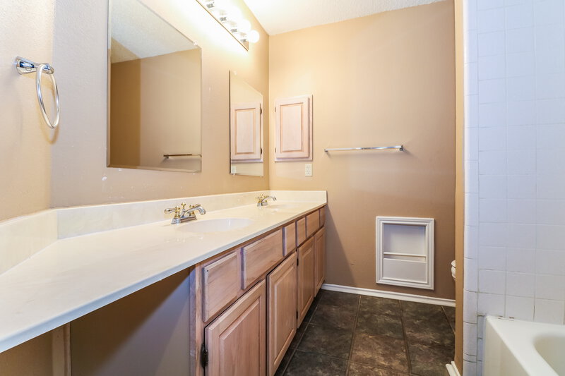 2,535/Mo, 713 Claire View Dr Desoto, TX 75115 Bathroomlarge View