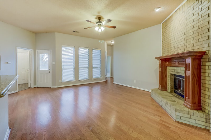 2,775/Mo, 1629 Laurel Springs Ct Desoto, TX 75115 Living Room View