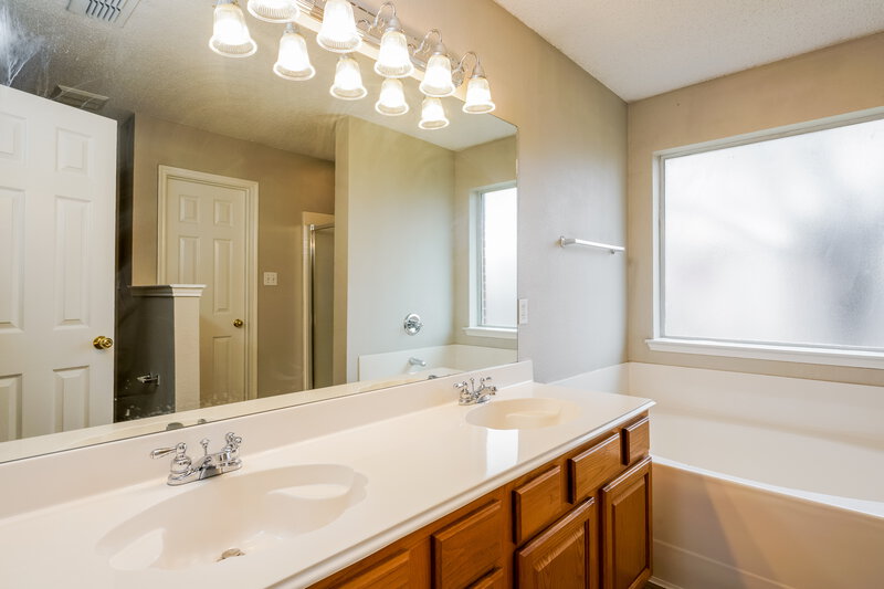 1,775/Mo, 3912 Tarpon Springs Dr Fort Worth, TX 76123 Main Bathroom View