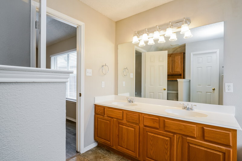 1,775/Mo, 3912 Tarpon Springs Dr Fort Worth, TX 76123 Main Bathroom View 2