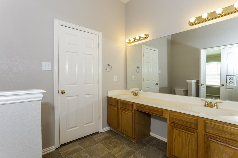 2,215/Mo, 6428 Canyon Lake Dr Dallas, TX 75249 Main Bathroom View