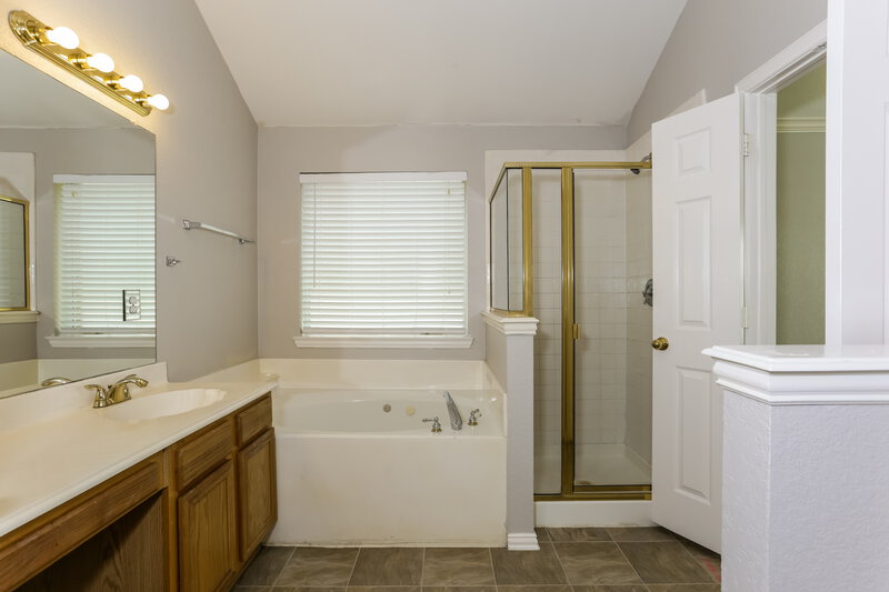 2,215/Mo, 6428 Canyon Lake Dr Dallas, TX 75249 Main Bathroom View 2